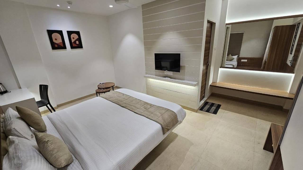 Hotel Veesons Executive Solapur Extérieur photo