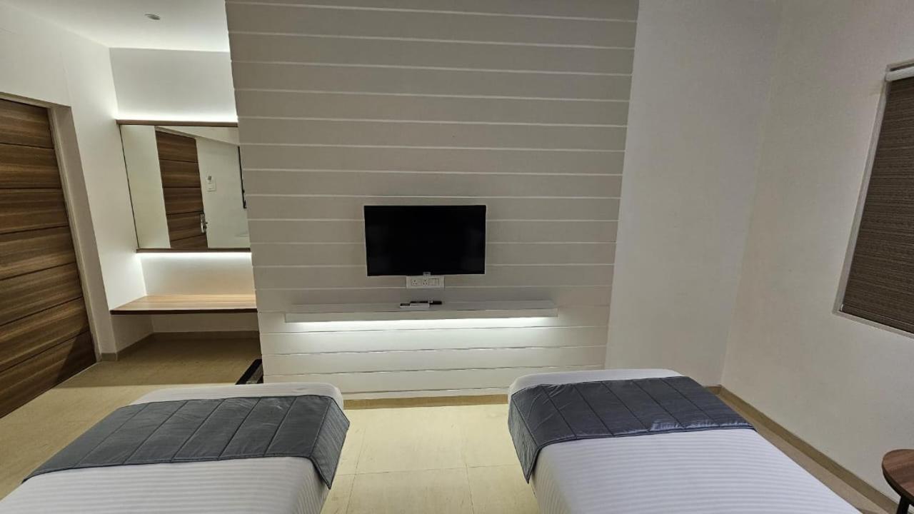 Hotel Veesons Executive Solapur Extérieur photo